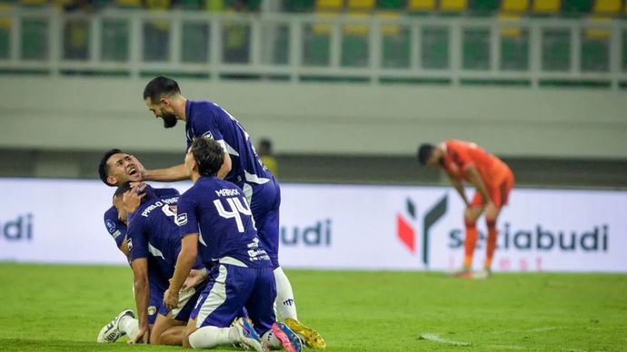 Sejumlah pesepak bola Persita Tangerang berselebrasi usai memasukkan bola ke gawang Persija Jakarta pada pertandingan BRI Super League di Banten International Stadium, Kabupaten Serang, Banten, Sabtu (17/10/2026).