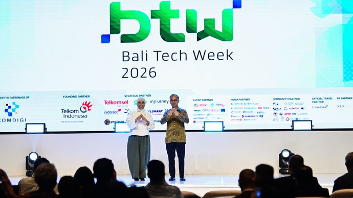Menkomdigi Meutya Hafid berfoto dan Menteri Komunikasi Malaysia Fahmi Fadzil berfoto bersama dalam rangkaian kegiatan hari kedua Bali Tech Week 2026 di Denpasar, Bali, Selasa (20/10/2026).