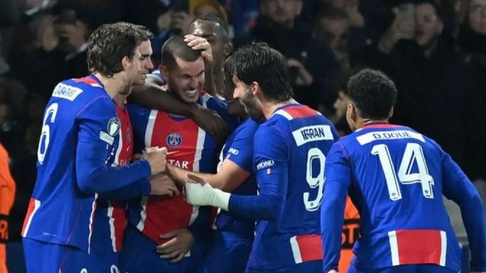 Para pemain Paris Saint-Germain merayakan gol dalam pertandingan fase liga Liga Champions UEFA 2026/27 (matchday 3) antara Paris Saint-Germain dan FC Barcelona di Parc des Princes Selasa (20/10/2026).