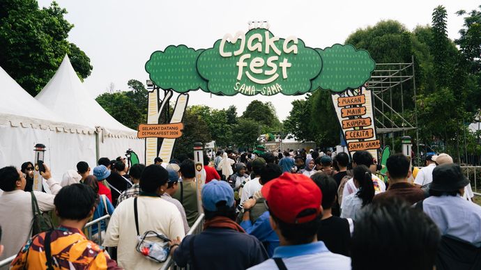 Antusiasme tinggi terlihat dari para karyawan berbagai brand dan unit bisnis di ekosistem PT Makna Angan Karya Andanu (MAKA Grup) saat memasuki gerbang utama MAKA Fest.