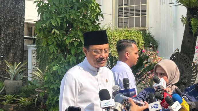 Mensos sekaligus Wakil Ketua Umum PBNU Saifullah Yusuf atau Gus Ipul menjawab pertanyaan wartawan jelang Sidang Kabinet Paripurna di Kompleks Istana Kepresidenan Jakarta, Rabu (21/10/2026) 