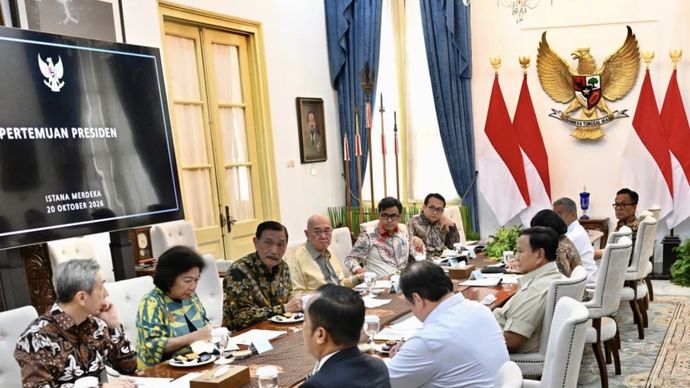 Prabowo Subianto menerima laporan Dewan Ekonomi Nasional (DEN) dalam pertemuan di Istana Merdeka, Jakarta, pada Selasa, 20 Oktober 2026