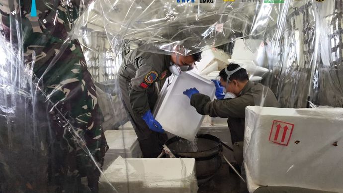 Petugas menyiapkan dry ice bertemperatur ekstrem di bawah minus 78 derajat Celsius untuk disemai ke awan.