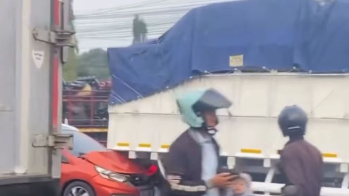 Kecelakaan lalu lintas yang diduga melibatkan sejumlah kendaraan terjadi di kawasan depan SPBU Sasak Gombreng, Pangulah, Kecamatan Kotabaru, Kabupaten Karawang, Rabu (21/10/2026) sekitar pukul 07.24 WIB.
