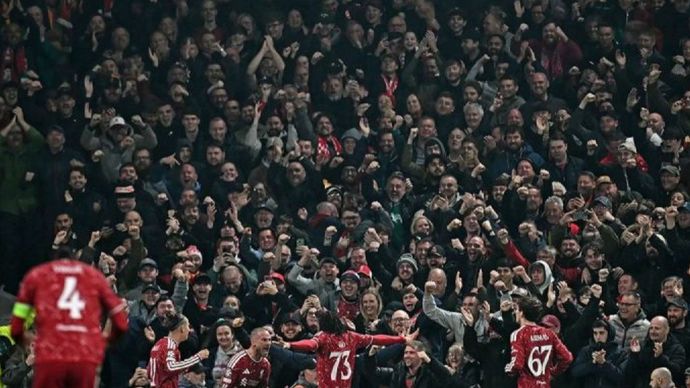 Gelandang Liverpool asal Argentina bernomor punggung 10, Alexis Mac Allister (ketiga dari kiri), merayakan gol ketiga timnya dalam pertandingan sepak bola Liga Champions UEFA antara Liverpool dan Villarreal di Anfield, Liverpool, Inggris barat laut, Selasa (20/10/2026).