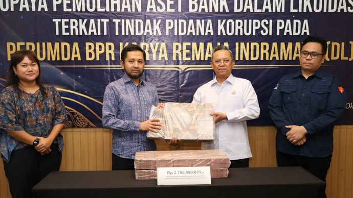 Kejaksaan Negeri (Kejari) Indramayu secara resmi menyerahkan uang hasil sita lelang perkara korupsi Perumda BPR Karya Remaja Indramayu (KRI) kepada Lembaga Penjamin Simpanan (LPS), hasil sita lelang tersebut sebesar Rp2,78 miliar dari hasil Tindak Pidana Korupsi (Tipikor) kedua.