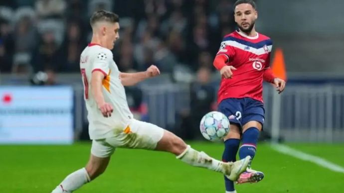 Bek tim nasional Indonesia Calvin Verdonk (kanan) bermain untuk Lille pada laga lanjutan Liga Champions 2026/2027 melawan Galatasaray di Stadion Pierre-Mauroy, Lille, Rabu (21/10/2026).