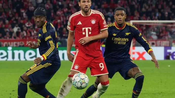 Penyerang Bayern Muenchen Harry Kane (tengah) menggiring bola pada laga lanjutan Liga Champions 2026/2027 kontra Arsenal di Allianz Arena, Muenchen, Rabu (21/10/2026).