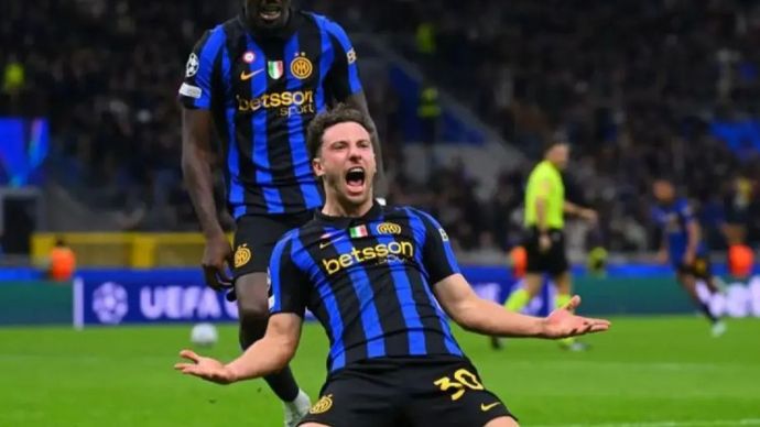 Bek sayap Inter Milan Carlos Augusto (kanan) merayakan golnya ke gawang Shakhtar Donetsk pada laga Liga Champions 2026/27 di Stadion Giuseppe Meazza, Milan, Rabu (21/10/2026).