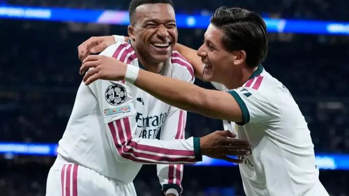 Penyerang Real Madrid Kylian Mbappe (kiri) bersama rekannya Arda Guler merayakan gol ke gawang RB Leipzig pada pertandingan Liga Champions 2026/2027 di Stadion Bernabeu pada Rabu (21/10/2026).