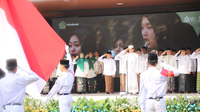 Menteri Agama Nasaruddin Umar bersama jajaran memberikan penghormatan saat Upacara Peringatan Hari Santri 2026 yang mengusung tema 'Santri Menguatkan Negeri Menuju Indonesia Emas