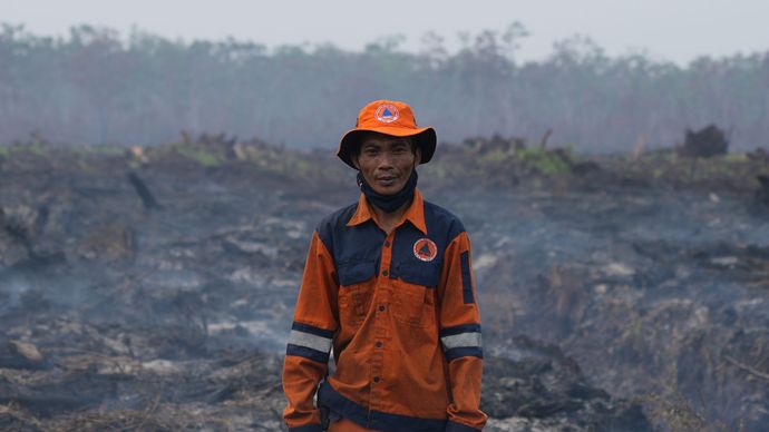 Aksi heroik Irwan Sandi, petugas BPBD OKI yang tak kenal lelah memadamkan karhutla sejak Juni 2026.
