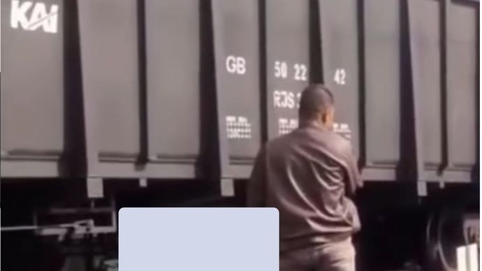 Seorang pengendara sepeda motor tewas setelah tertabrak kereta api batu bara rangkaian panjang (babaranjang) di Jalan Pahlawan, Kelurahan Surabaya, Kecamatan Kedaton, Bandar Lampung, Kamis (22/10/2026) pagi.