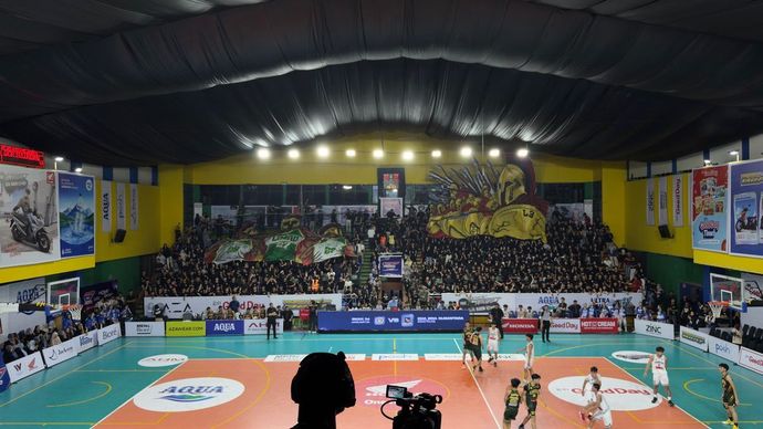 Suasana meriah GOR saat ratusan siswa SMA Muhammadiyah 3 Jakarta yang tergabung dalam Sparta Limau berdiri di belakang tim basket kebanggaan sekolah