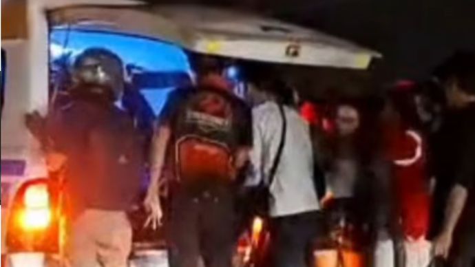 Kecelakaan m4ut yang melibatkan sebuah truk mixer (molen) dan dua sepeda motor terjadi di Jalan Raya Bandung, kawasan Samolo, Kecamatan Karangtengah, Kabupaten Cianjur, pada Kamis (22/10/2026) sekitar pukul 21.00 WIB.