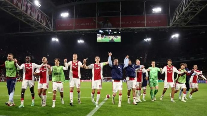 Tim Ajax Amsterdam merayakan kemenangan atas Atalanta dalam pertandingan Liga Conference di Johan Cruyff Arena pada Kamis (22/10/2026).