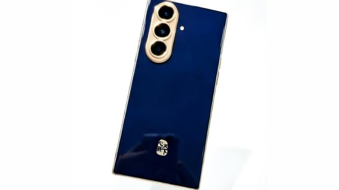 Desain Samsung W27 mulai terungkap melalui foto bocoran yang beredar di internet. (Foto: Istimewa via GSM Arena) 
