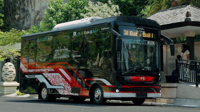 Hyundai Motor Company menyerahkan 11 unit bus listrik untuk mendukung pengembangan transportasi publik ramah lingkungan di Bali. (Foto: Dok/Istimewa) 