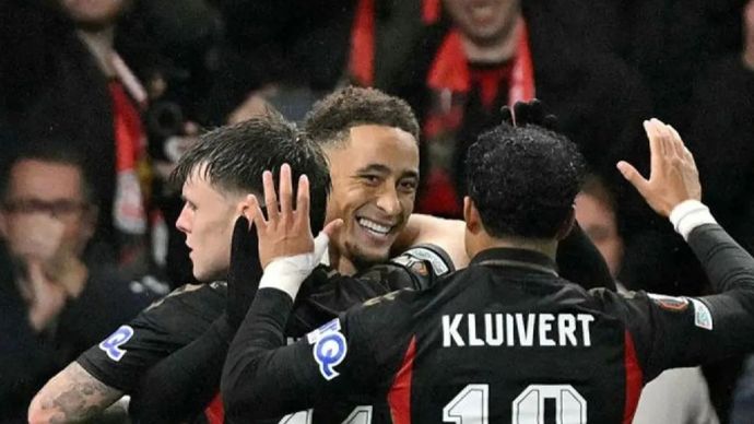 Gelandang Bournemouth nomor 16, Marcus Tavernier (tengah), merayakan gol kedua tim bersama Justin Kluivert (kanan), pad laga babak grup Liga Europa UEFA antara Bournemouth dan AC Milan di Vitality Stadium di Bournemouth, Inggris, Kamis (22/10/2026) Waktu setempat.