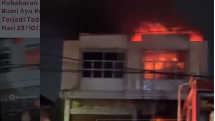 Kebakaran terjadi pada sebuah rumah toko (ruko) di kawasan Bumi Ayu, Kota Bengkulu, Jumat dini hari (23/10/2026).