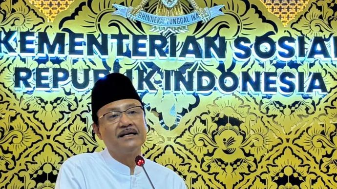 Menteri Sosial (Mensos) Saifullah Yusuf menyampaikan keterangan kepada wartawan di Kantor Kemensos, Jakarta, Jumat (23/10/2026).