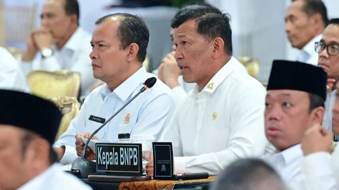 Kepala BNPB Letjen TNI Kristomei Sianturi menyampaikan laporan kepada Presiden Prabowo Subianto pada Sidang Kabinet Paripurna Dua Tahun Pertama Pemerintahan Kerja Nyata untuk Negeri di Kompleks Istana Kepresidenan, Jakarta, Rabu (21/10/2026).
