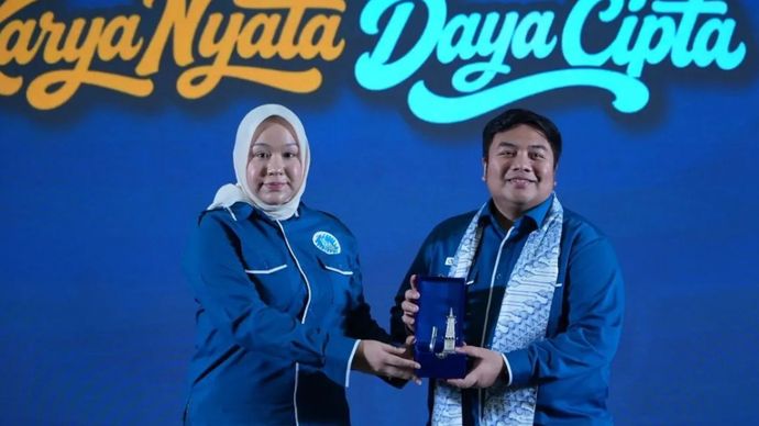 Ketua Umum DPP Gekrafs Kawendra Lukistian (kanan)