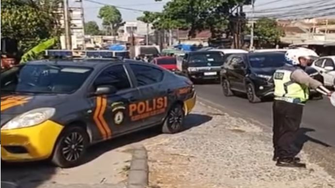 Sebuah kecelakaan lalu lintas berujung maut terjadi di kawasan Jalan Cikalang, tepat di depan atau sebelum Kantor Pos Cileunyi Bandung, Jumat pagi ini.