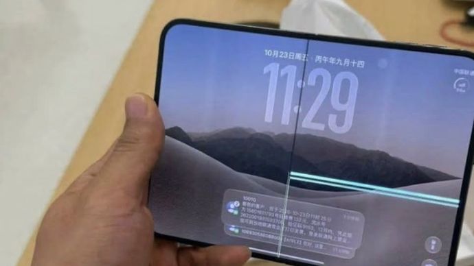 Pengguna iPhone Duo Laporkan Layar Retak di Bagian Engsel