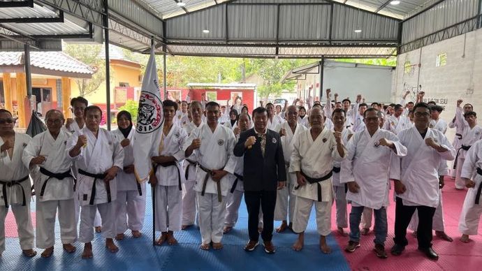 Pengukuhan yang dilaksanakan langsung oleh Ketua Umum Pengurus Besar (PB) Perguruan Karate-Do TAKO Indonesia, Nurdin Tampubolon ini dirangkai dengan ujian kenaikan tingkat dan sabuk serta penyerahan bantuan untuk pengembangan latihan.