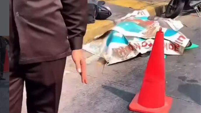 Terjadi kecelakaan di depan Mall Pondok Indah, Jakarta Selatan pada Senin (26/10/26) pagi, tepatnya di arah masuk underpass. Belum diketahui secara pasti terkait kronologi peristiwa tersebut. 