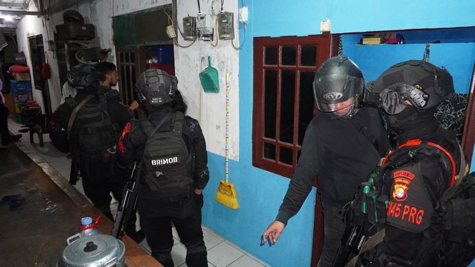 Polda Metro Jaya Gerebek Lagi Kampung Ambon: 7 Orang Diamankan, Sinte hingga Tongkat Berduri Disita