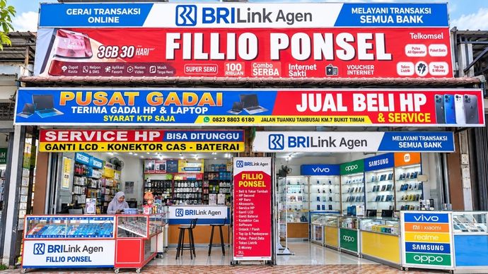 ampilan depan BRILink Agen Fillio di Dumai, Riau, yang memadukan usaha konter ponsel dengan layanan perbankan untuk mendekatkan akses keuangan dan mendukung perputaran ekonomi warga setempat.