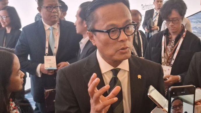 Chief Operating Officer (COO) Danantara Indonesia sekaligus Kepala Badan Pengaturan BUMN Dony Oskaria (tengah) memberikan keterangan kepada wartawan seusai menghadiri Danantara Technology Innovation Investment Forum (DTIIF) 2026 di Jakarta, Senin (26/10/2026). 