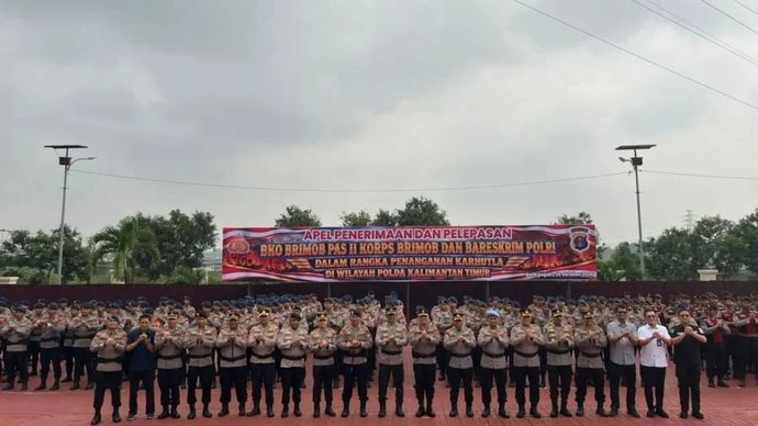 Tangani karhutla, Polri turunkan personel Brimob dan Bareskrim 100 personel dari Resimen 1 Gegana dan Resimen 1 Pelopor Pasukan Brimob II mengikuti upacara penerimaan dan pelepasan yang dipimpin Wakapolda Kaltim Brigjen Pol. Rustam Mansur di Mako Polda Kaltim, Balikpapan.
