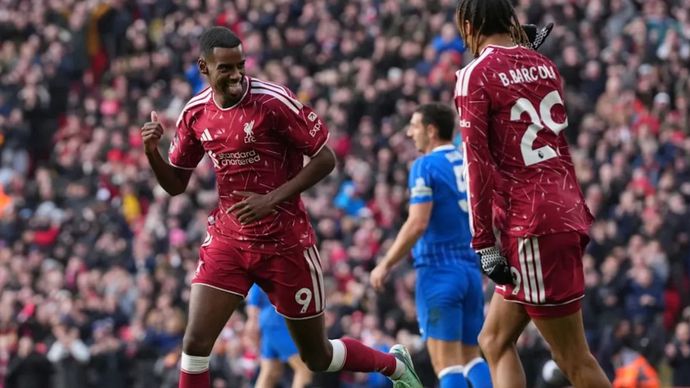 Selebrasi Alexander Isak (kiri) setelah mencetak gol untuk Liverpool dalam pertandingan Liga Inggris 2026/27 lawan Brighton di Stadion Anfield pada Minggu (25/10/2026).