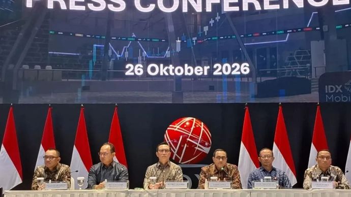 Kepala Eksekutif Pengawas Pasar Modal, Keuangan Derivatif, dan Bursa Karbon Otoritas Jasa Keuangan (OJK), Hasan Fawzi (tiga kanan) bersama jajaran direksi PT Bursa Efek Indonesia (BEI) menggelar konferensi pers di Main Hall BEI, Jakarta, Senin (26/10/2026) 