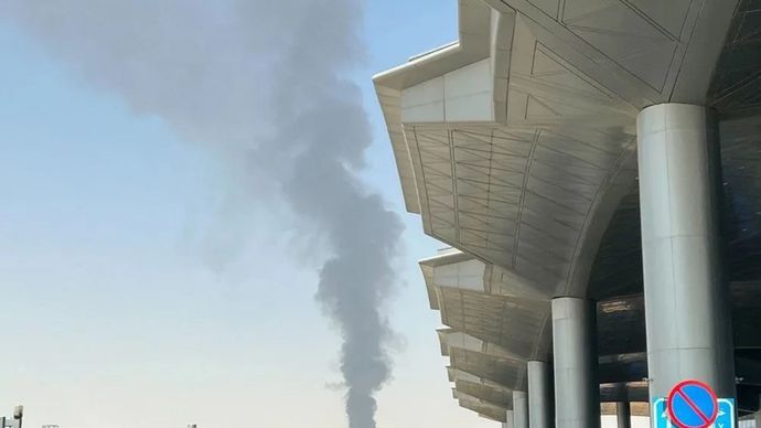 Asap tebal naik di dekat Bandara Internasional King Khalid di timur laut Riyadh, Arab Saudi, Sabtu (19/9/2026).