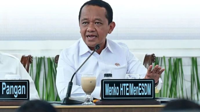 Foto arsip: Menteri Koordinator Bidang Hilirisasi dan Transisi Energi sekaligus Menteri ESDM Bahlil Lahadalia memberikan laporan kepada Presiden Prabowo Subianto pada Sidang Kabinet Paripurna (SKP) Dua Tahun Pertama Pemerintahan Kerja Nyata untuk Negeri di Kompleks Istana Kepresidenan, Jakarta, Rabu (21/10/2026).