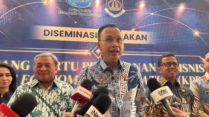 Direktur Jenderal Imigrasi Hendarsam Marantoko (tengah) memberikan keterangan kepada wartawan usai acara diseminasi kebijakan KPP APEC di Jakarta, Selasa (20/10/2026). 