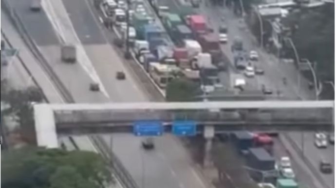 Kecelakaan beruntun terjadi di Exit Tol Kebon Bawang, Tanjung Priok, Jakarta Utara, pada Selasa siang (27/10/2026).