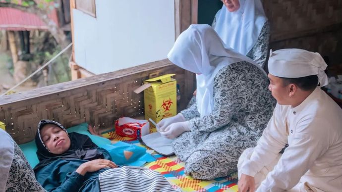 Mendukbangga/Kepala BKKBN (mengenakan baju putih) meninjau pelayanan KB di Baduy, Lebak, Banten.