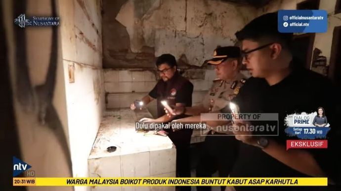 Program Abraham Nusantara TV yang dipandu Host Abraham Silaban, bersama jajaran Polres Metro Jakarta Barat yang dipimpin Kapolres Jakarta Barat, Kombes. Pol. Nasriadi saat menelusuri rumah bandar narkoba di Kampung Ambon