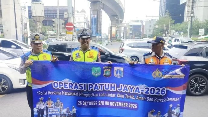 Petugas gabungan anggota Sat Lantas Jakarta Timur, TNI, Dishub, dan Satpol-PP melakukan sosialisasi Edukasi Tertib Berlalu Lintas dan membagikan brosur kepada masyarakat pengguna jalan di sekitaran Halim Lama Jatinegara, Jakarta Timur, Selasa (27/10/2026).