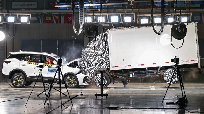 Chery menggelar uji tabrak terbuka Tiggo 7 dalam ajang Chery Brand Safety Challenge di Longshan Test Centre, Wuhu, Tiongkok, pada 22 Oktober 2026. (Foto: Dok/Istimewa)