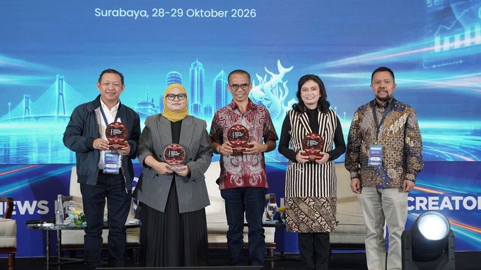 (dari kiri ke kanan) Dwi Eko Lokononto, CEO Beritajatim.com; Ika Idris, Associate Professor Monash University; Dahlan Dahi, Ketua Komisi Digital &amp; Sustainability Dewan Pers; Agnes Santoso (Moderator); Wenseslaus Manggut, Badan Pertimbangan Dan Pengawas Organisasi, berfoto bersama usai usai sesi Panel 1 bertema &ldquo;Peta Ekosistem Informasi 2027: Siapa Bicara, Siapa Didengar? 