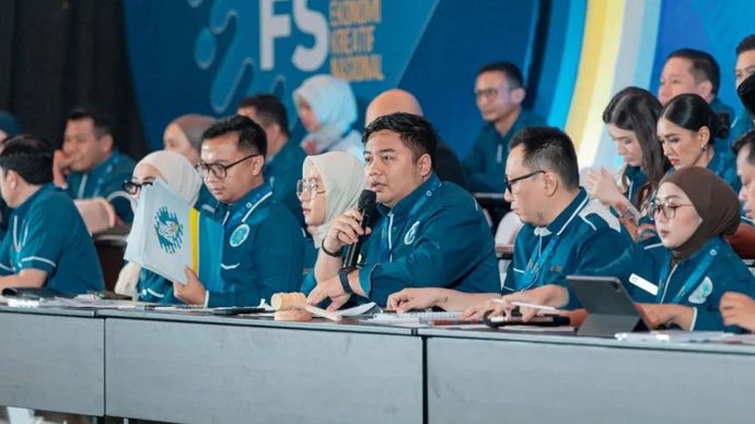Ketua Umum DPP Gerakan Ekonomi Kreatif (Gekrafnas) Kawendra Lukistian bersama Ketua Bidang Organisasi, Kaderisasi, dan Keanggotaan (OKK) serta Pengembangan DPP Gekrafs, Arifin Ihsan Rismansyah serta pengurus di peringatan Hari Ekonomi Kreatif Nasional (Hekrafnas) 2026 di Jakarta pada Sabtu (24/10/2026).