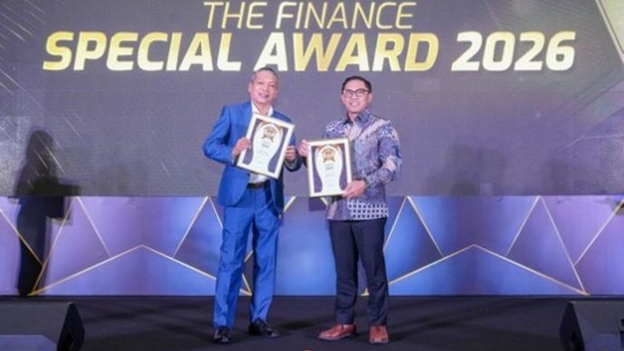 Penghargaan diterima oleh Direktur Consumer Banking BRI Aris Hartanto. (Foto: Dok/Istimewa/BRI) 