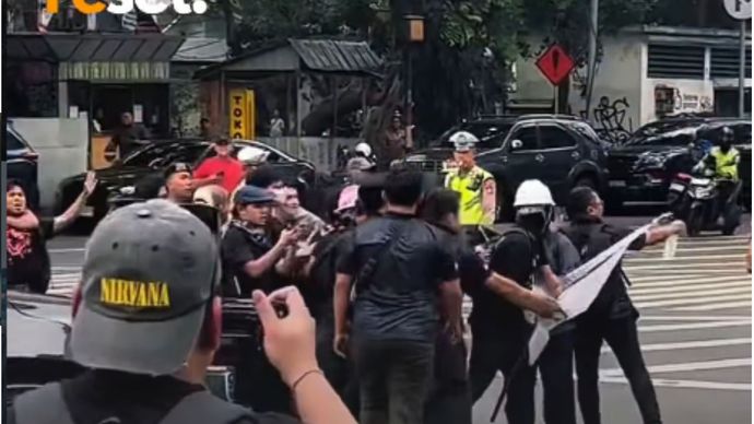 Ketegangan terjadi saat rombongan massa aksi berusaha menerobos barikade pengamanan menuju kawasan Bundaran HI. Cekcok mulut hingga aksi saling dorong antara pendemo dan aparat kepolisian tak terhindarkan di lokasi.