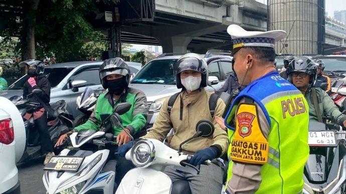 Polres Metro Jakarta Selatan melaksanakan Operasi Patuh Jaya 2026 untuk meningkatkan kepatuhan terhadap aturan lalu lintas. Operasi Patuh Jaya 2026 berlangsung selama 14 hari mulai dari 26 Oktober sampai 8 November 2026.
